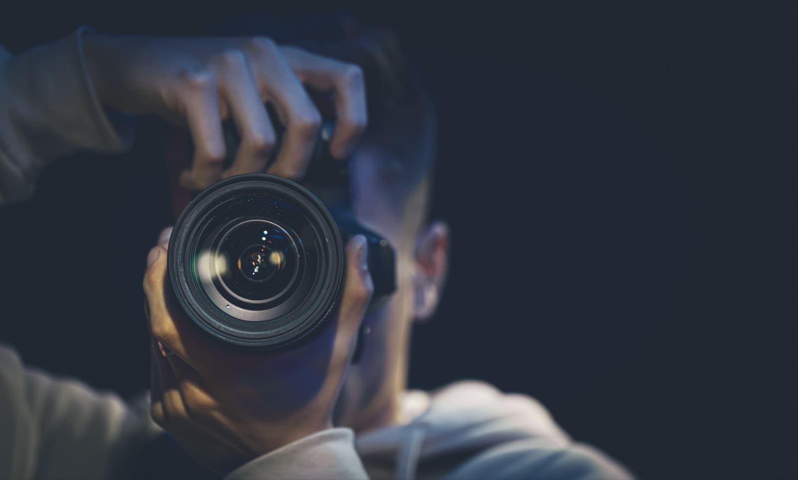 Fotograf robi zdjęcie z aparatem przy oku