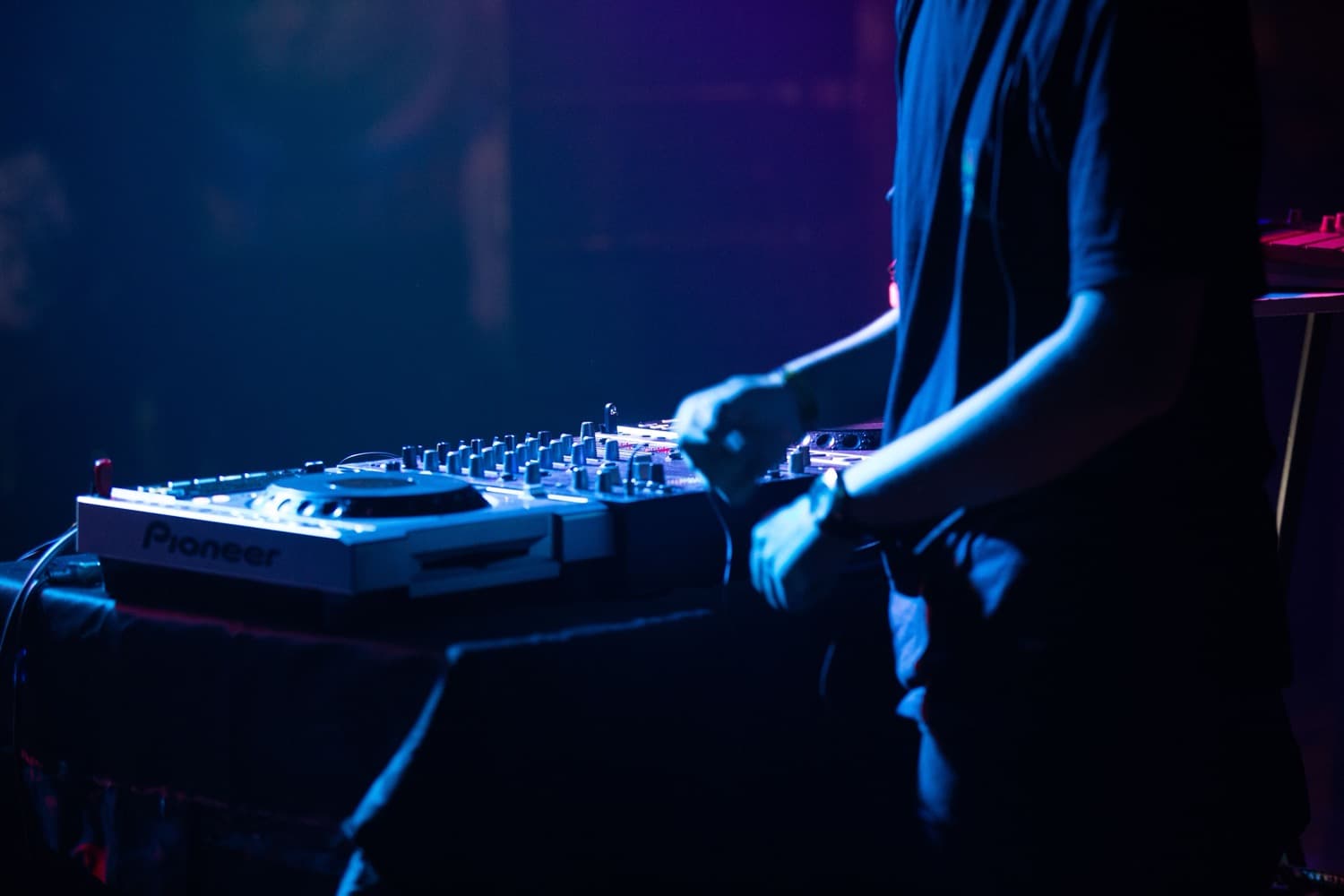 DJ przy konsolecie podczas imprezy